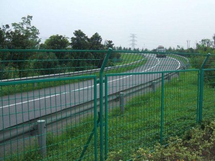 公路護(hù)欄網(wǎng)